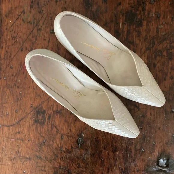 Thomas Wallace Vintage Cream Snakeskin Kitten Heel Pumps - Size 7 1/2 - Picture 4 of 15